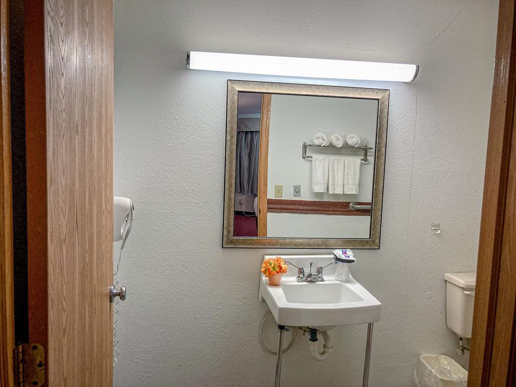 MOTEL 6 ELKHART IN-guestroom-Guest Room,Bathroom,On-Site.jpg