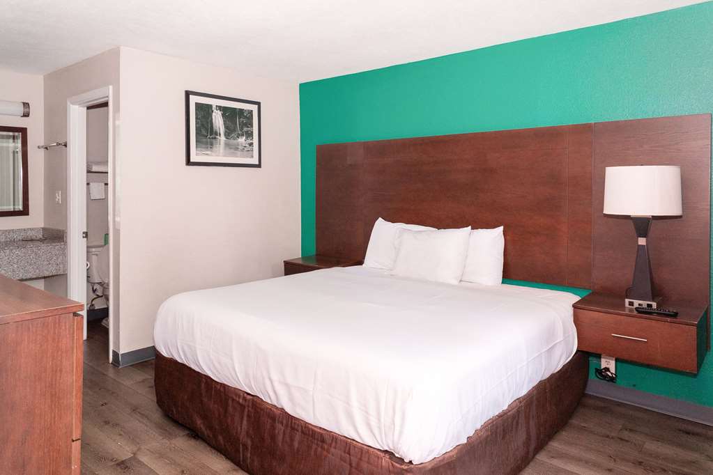 RODEWAY INN AUGUSTA NORTH WASHINGTO-guestroom-Guest Room,On-Site.jpg