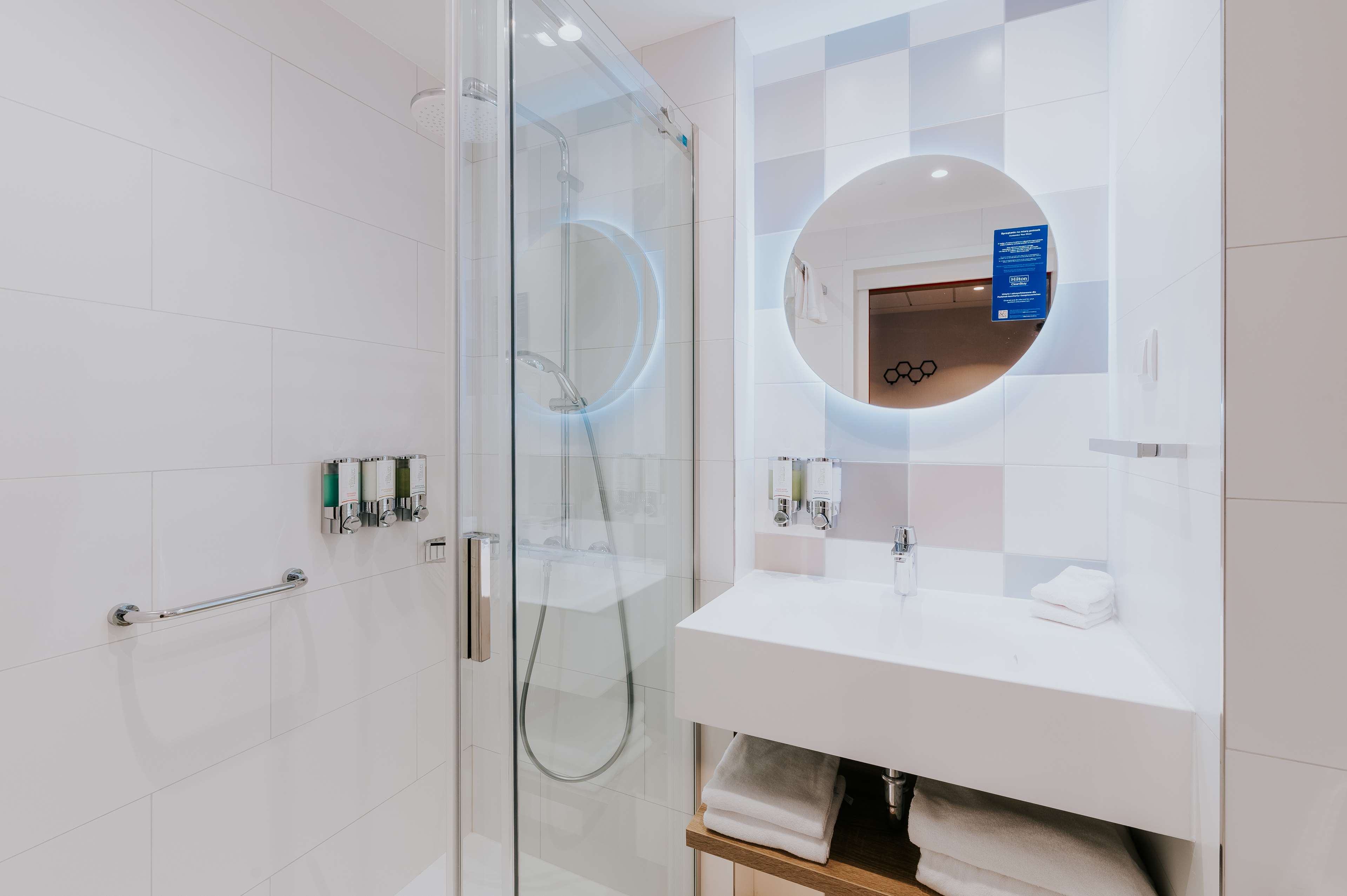 Hampton by Hilton Warsaw Reduta Room Type - QUEEN ROOM WITH SOFA BED Hampton by Hilton Warsaw Reduta Room Type - QUEEN ROOM WITH SOFA BED