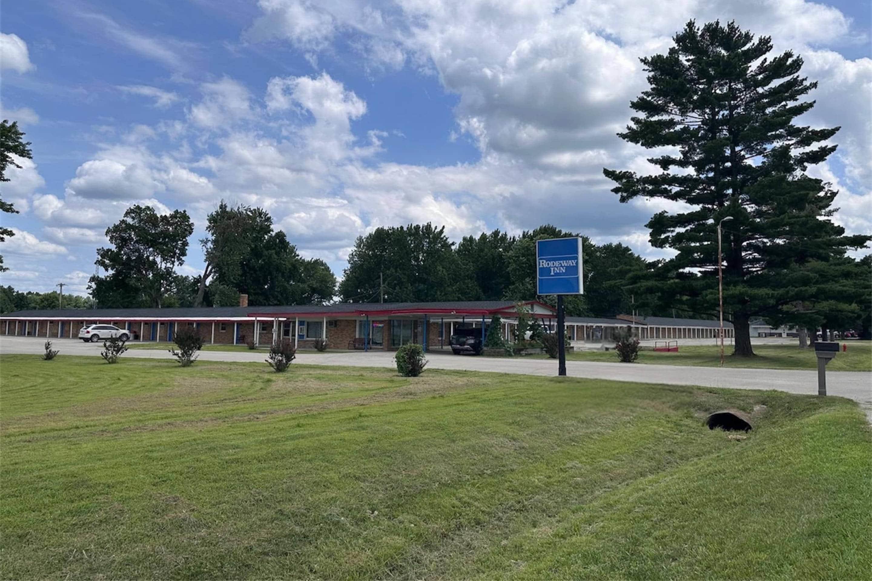 Hotel exterior | Rodeway Inn