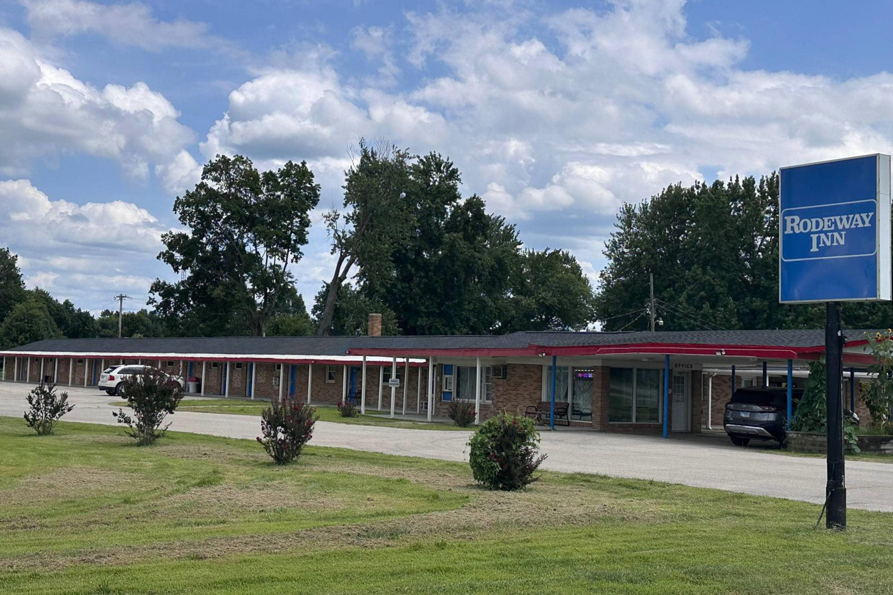 Hotel exterior | Rodeway Inn