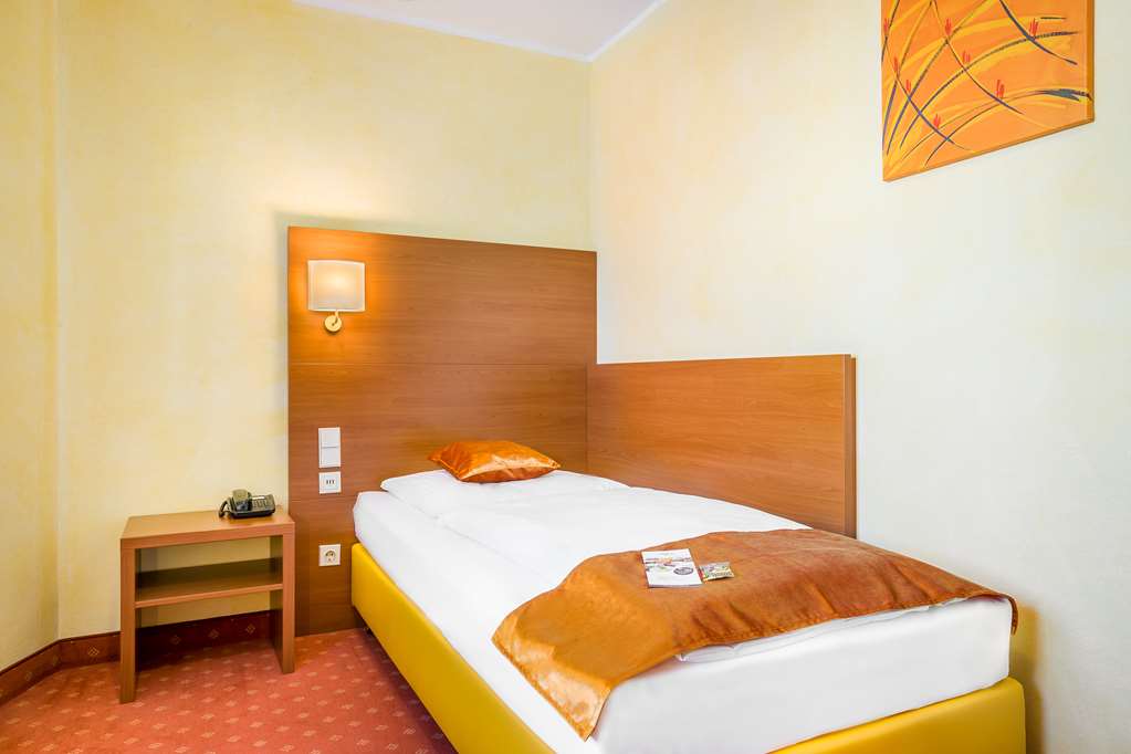 REGA STUTTGART-guestroom-Guest Room,On-Site.jpg