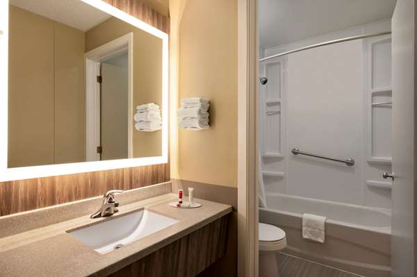  - Super 8 Motel Hearst