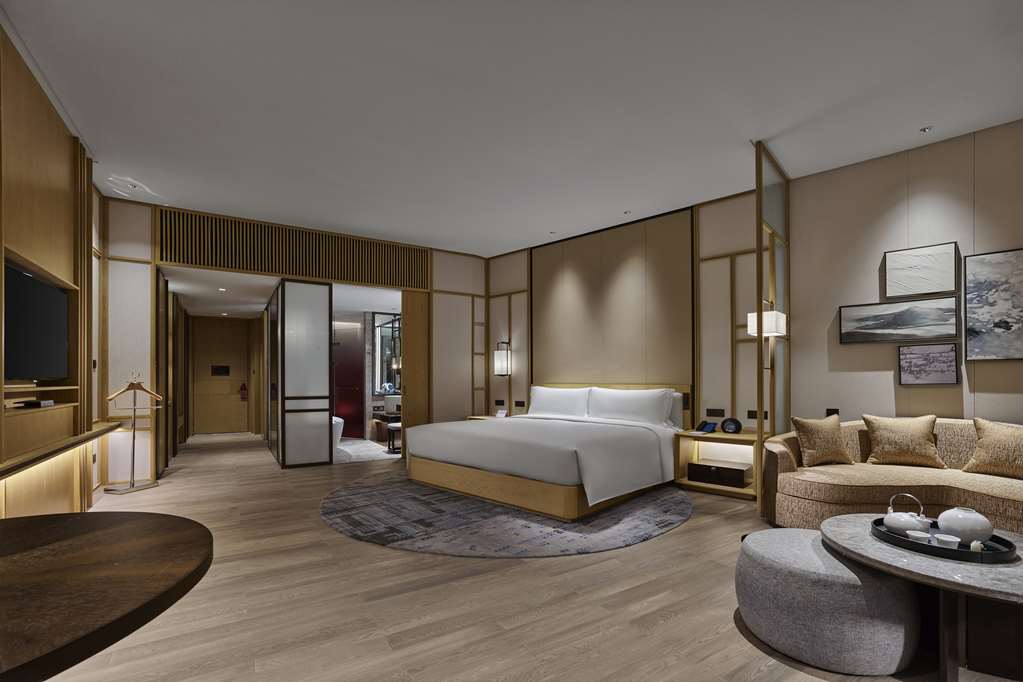 Hilton Suzhou Yinshan Lake - Tap to explore photos