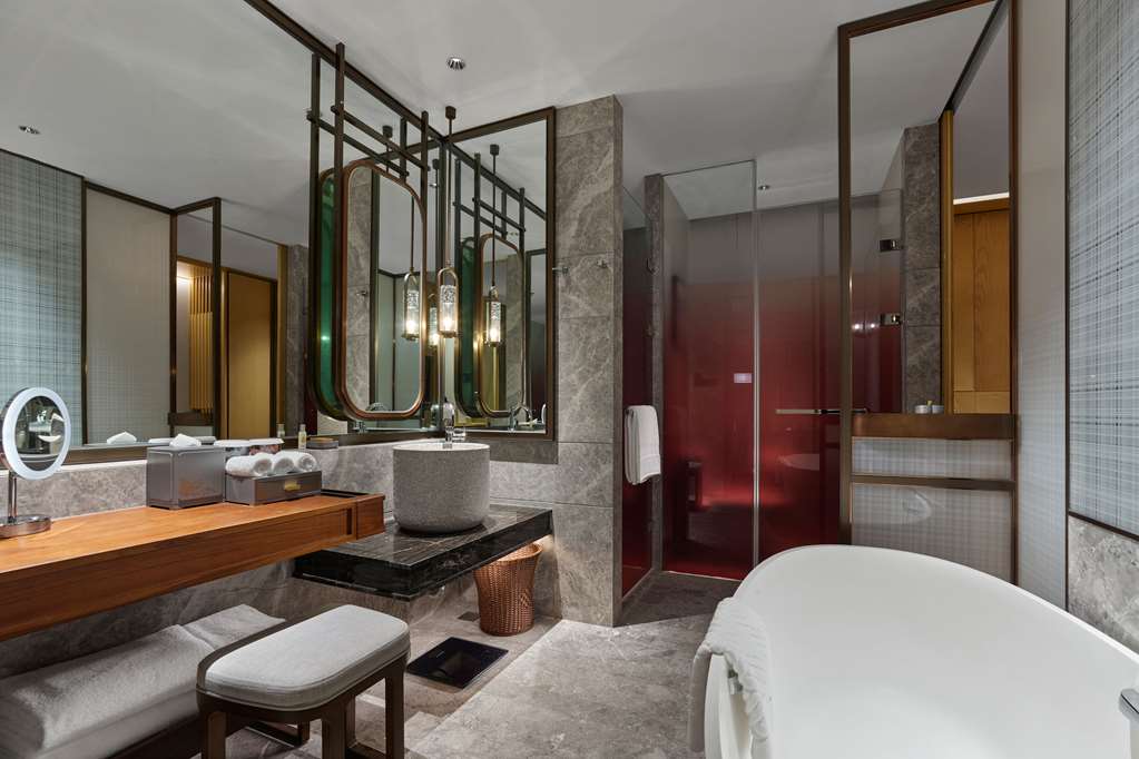 Hilton Suzhou Yinshan Lake - Tap to explore photos