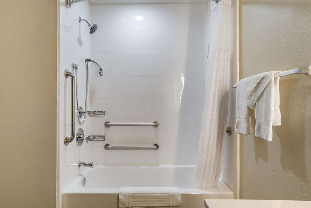 COMFORT INN AND SUITES DOWNTOWN NEA-guestroom-Guest Room,Bathroom,On-Site.jpg