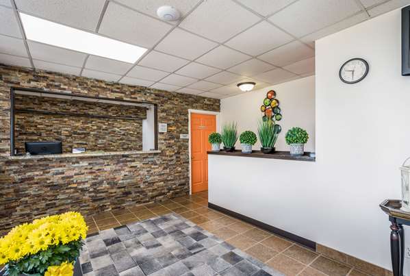  - Econo Lodge Neenah