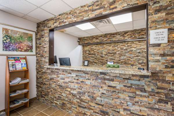  - Econo Lodge Neenah