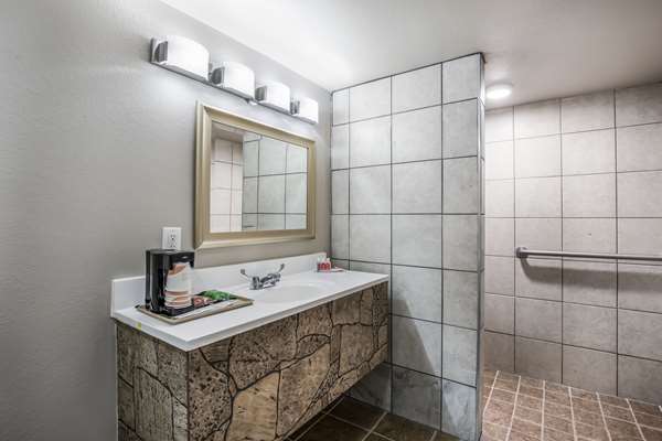  - Econo Lodge Neenah