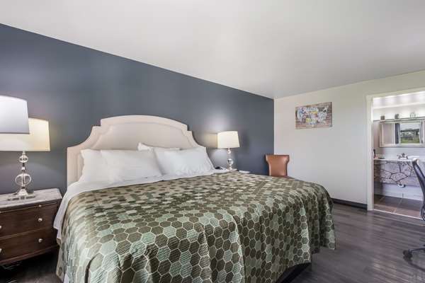  - Econo Lodge Neenah