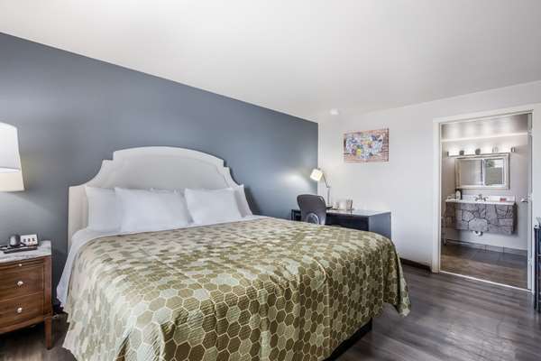  - Econo Lodge Neenah