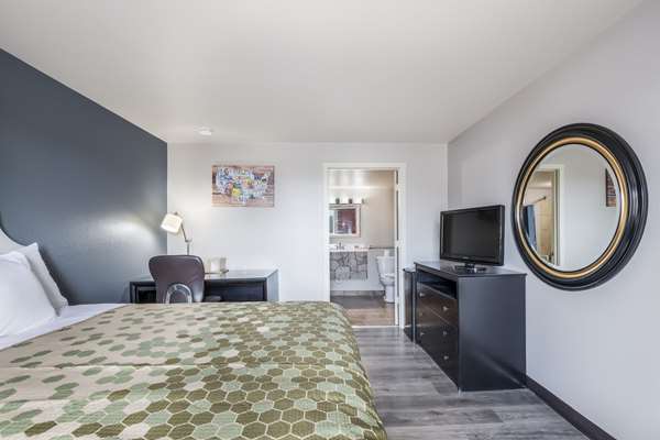  - Econo Lodge Neenah