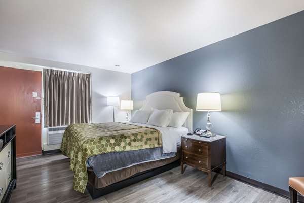  - Econo Lodge Neenah