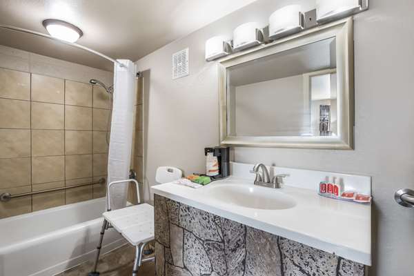  - Econo Lodge Neenah