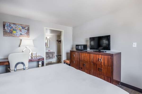  - Econo Lodge Neenah