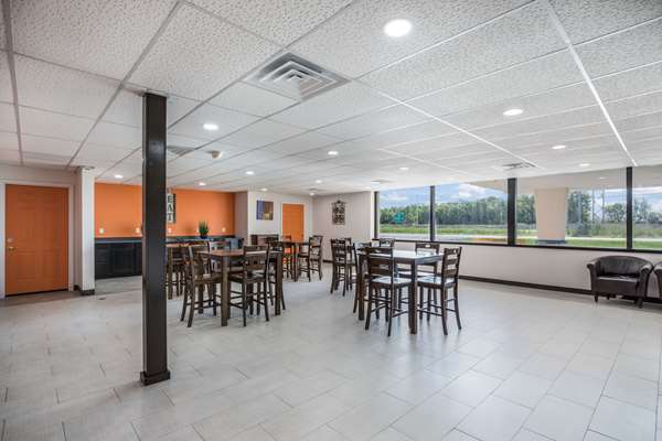Amenities - Econo Lodge Neenah