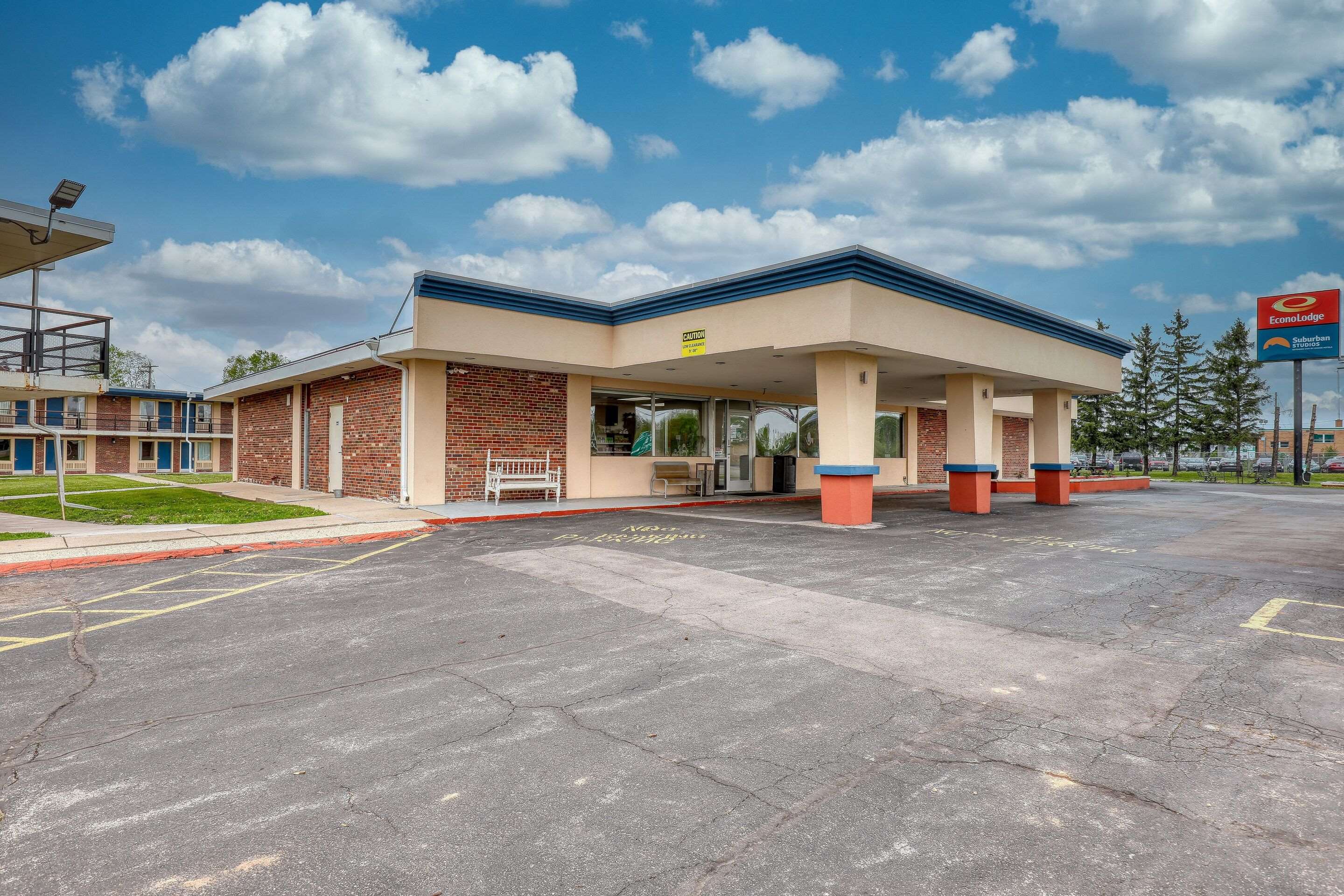 Hotel entrance | Econo Lodge