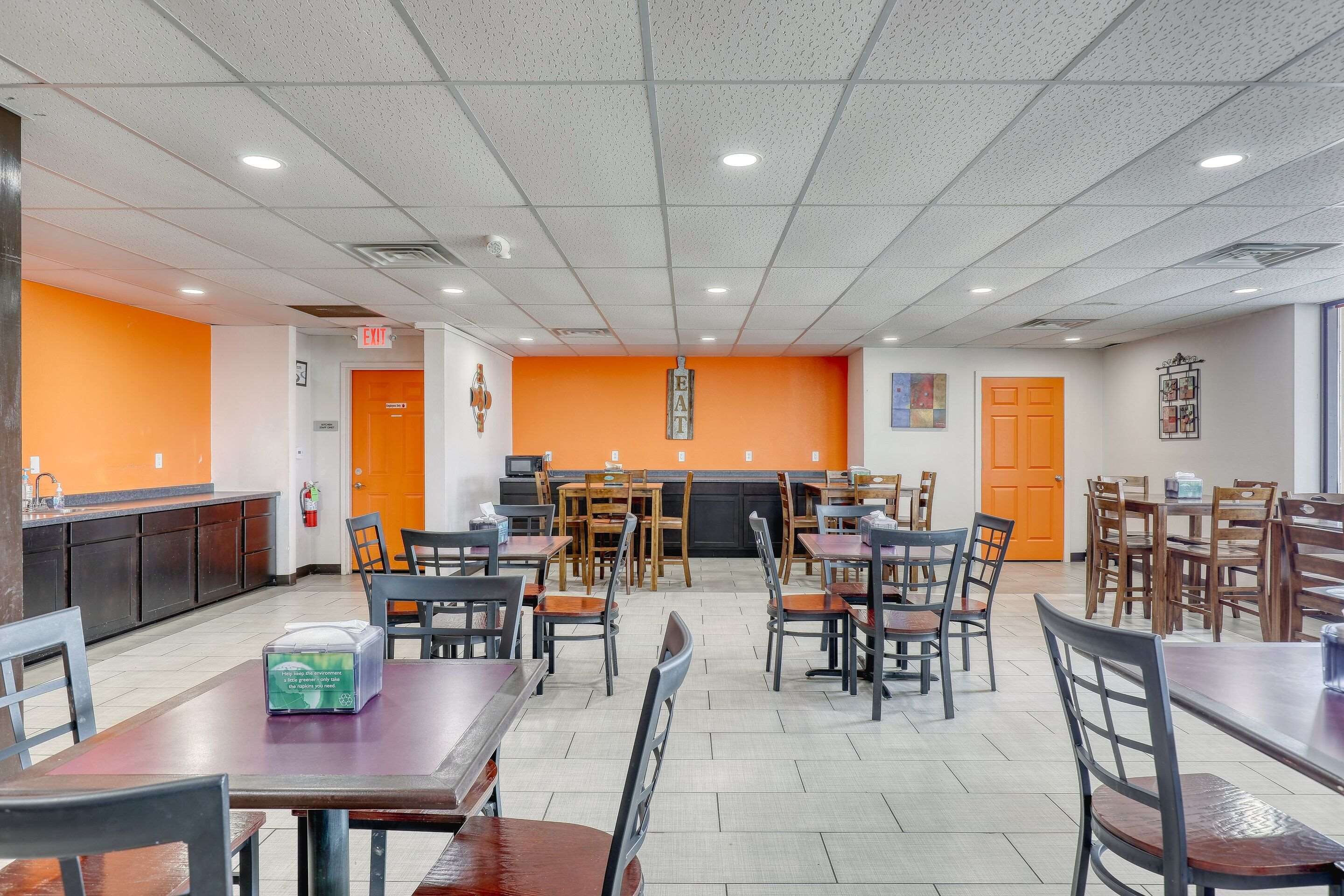 Breakfast area | Econo Lodge