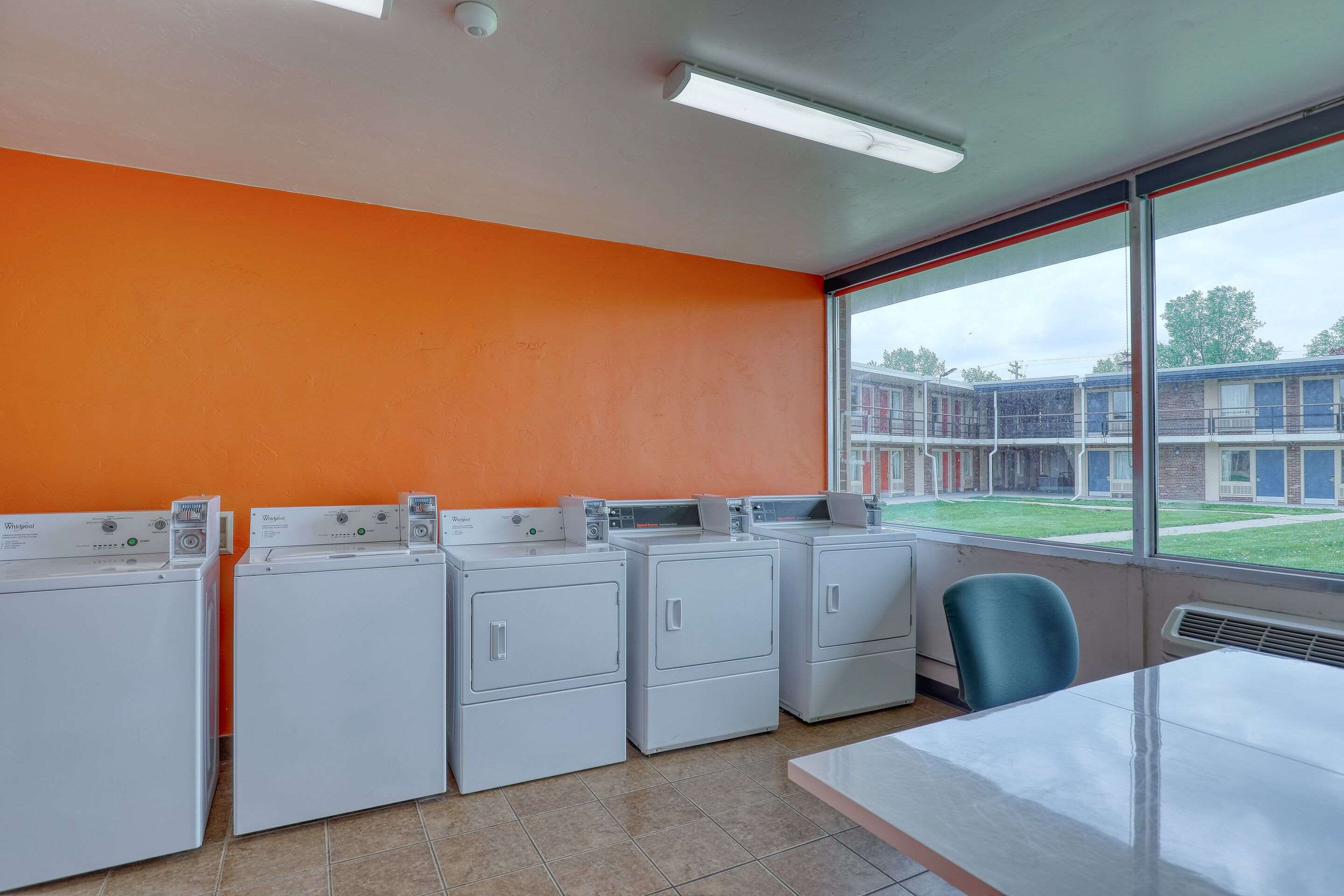 Guest laundry facilities | Econo Lodge