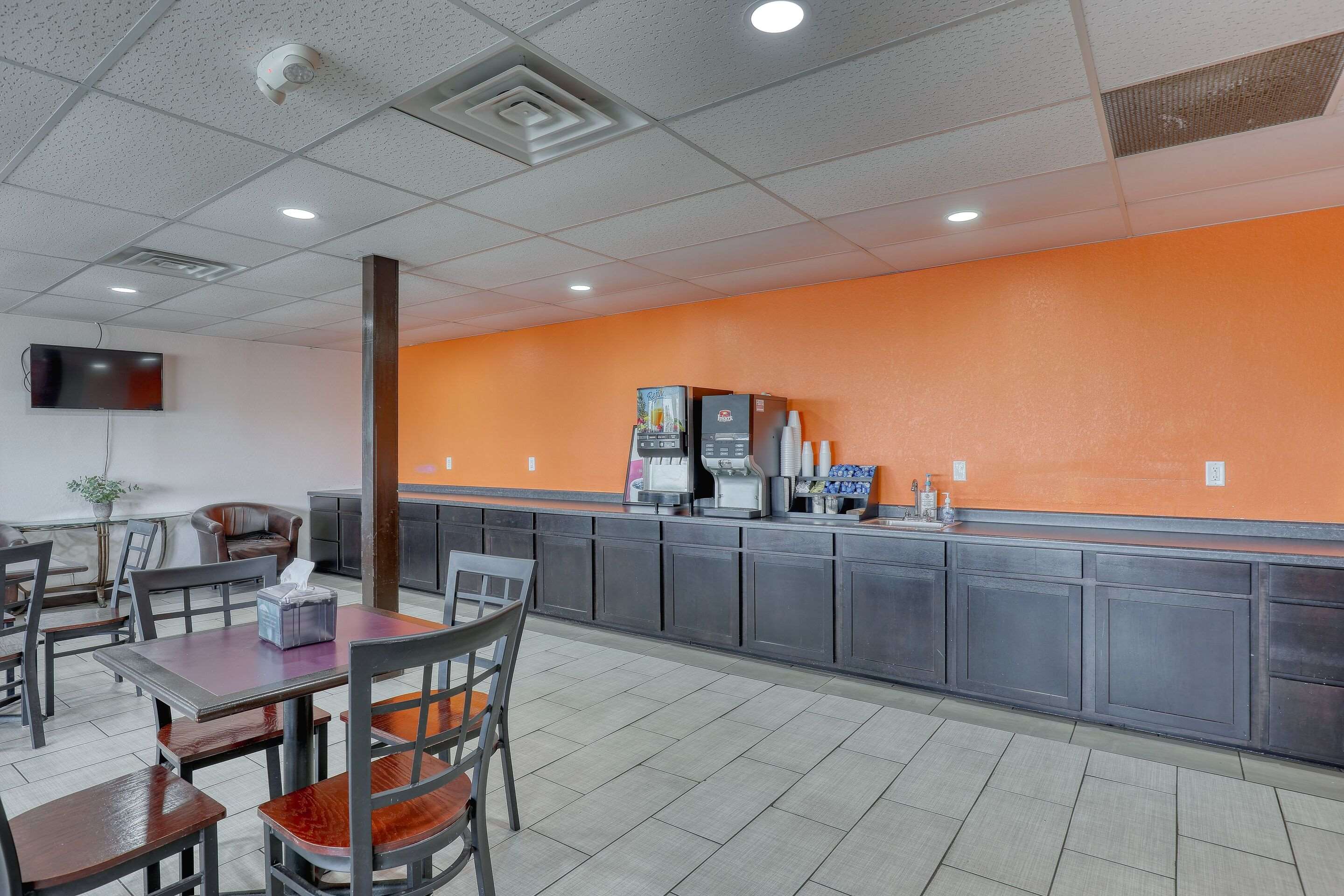 Breakfast area | Econo Lodge