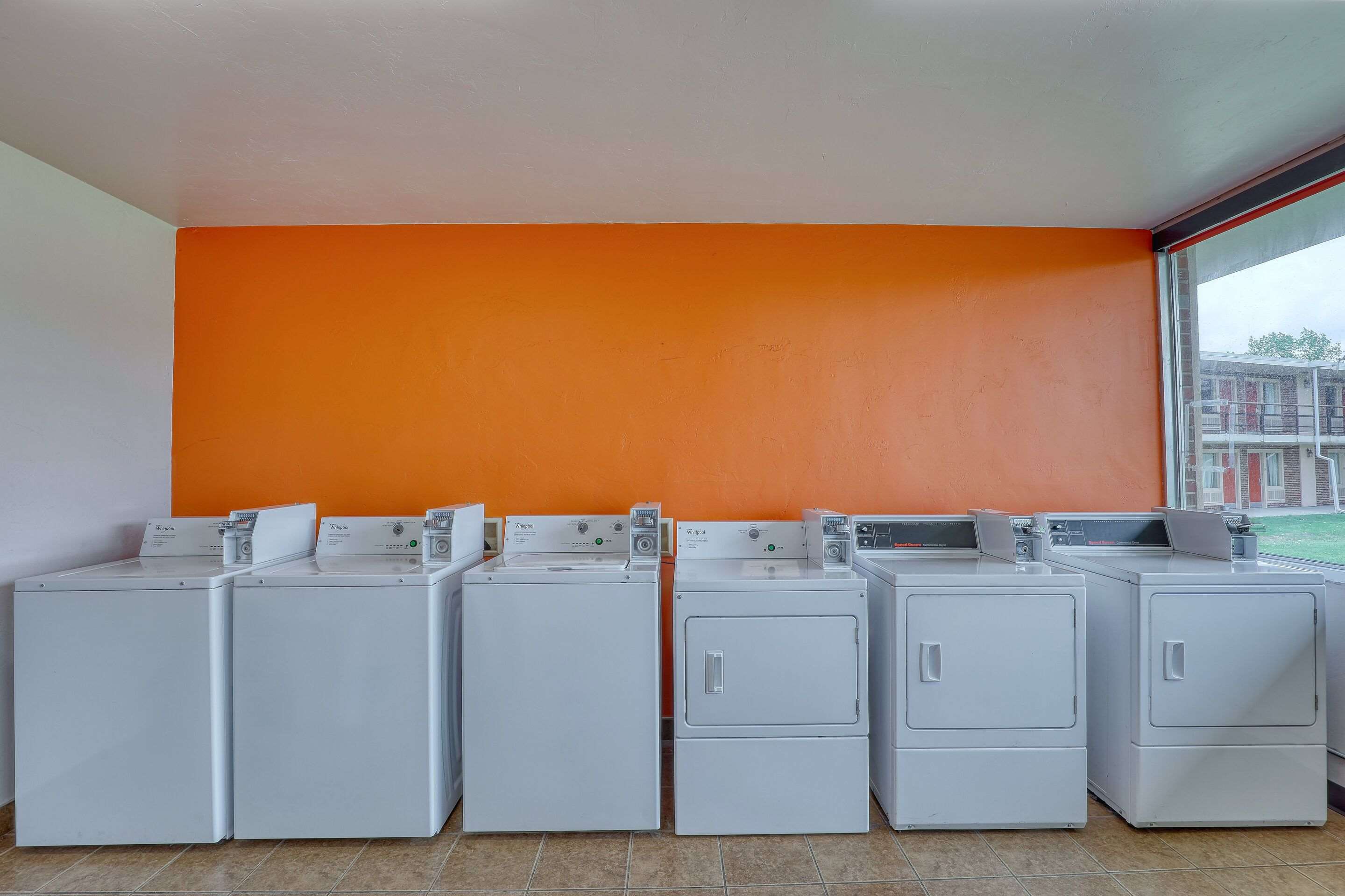 Guest laundry facilities | Econo Lodge