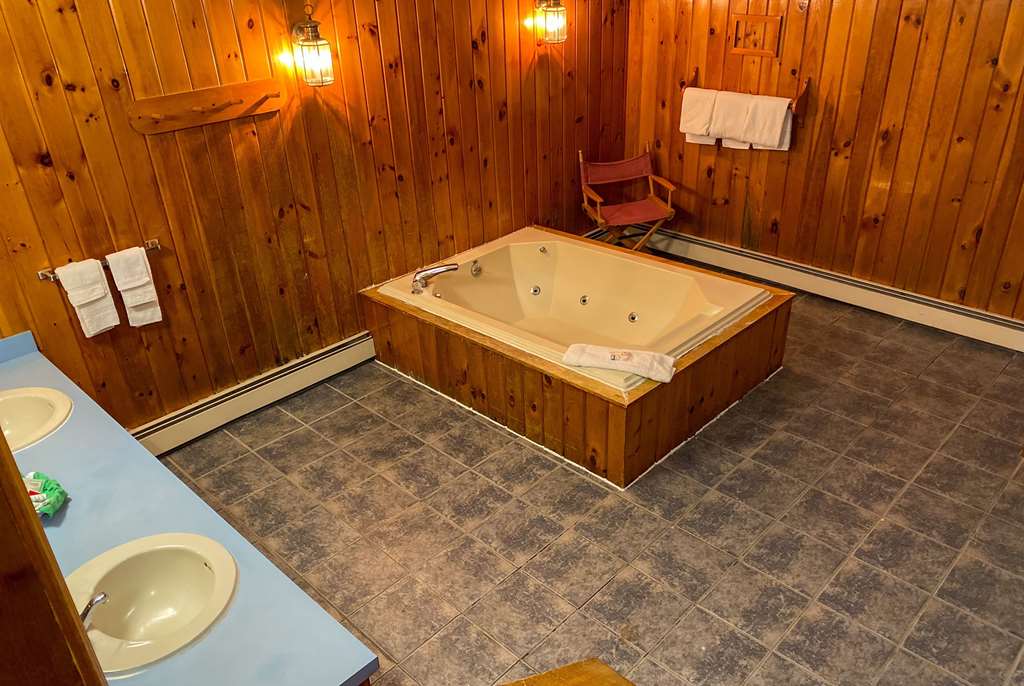 TRAVELODGE LINCOLN-guestroom-Guest Room,Bathroom,On-Site.jpg