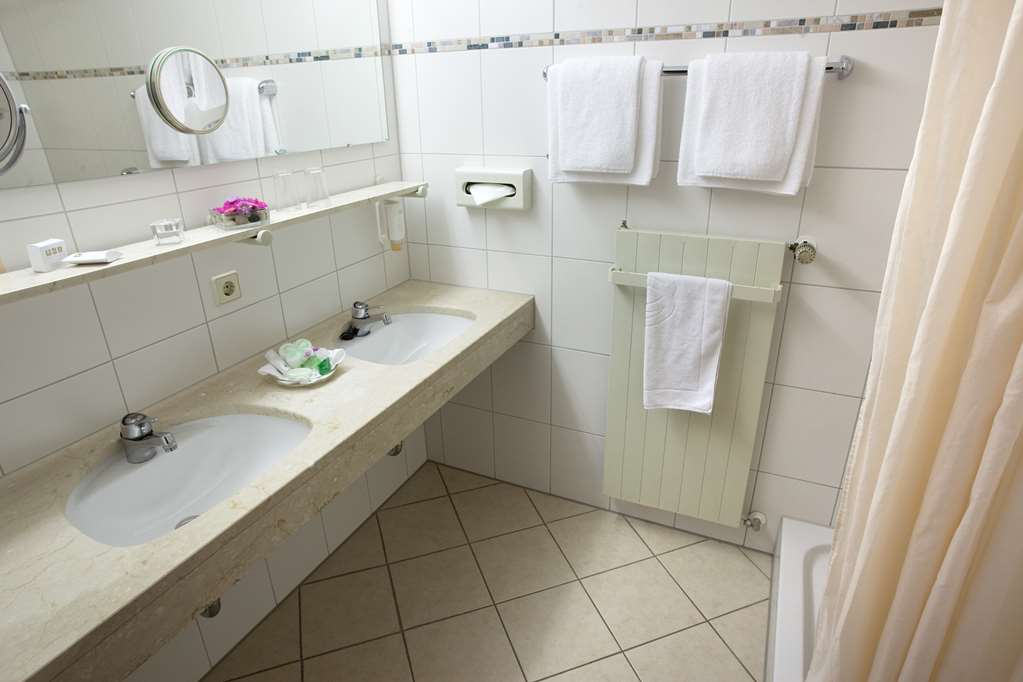 HOTEL AM ROSENGARTEN-guestroom-Guest Room,Bathroom,On-Site.jpg