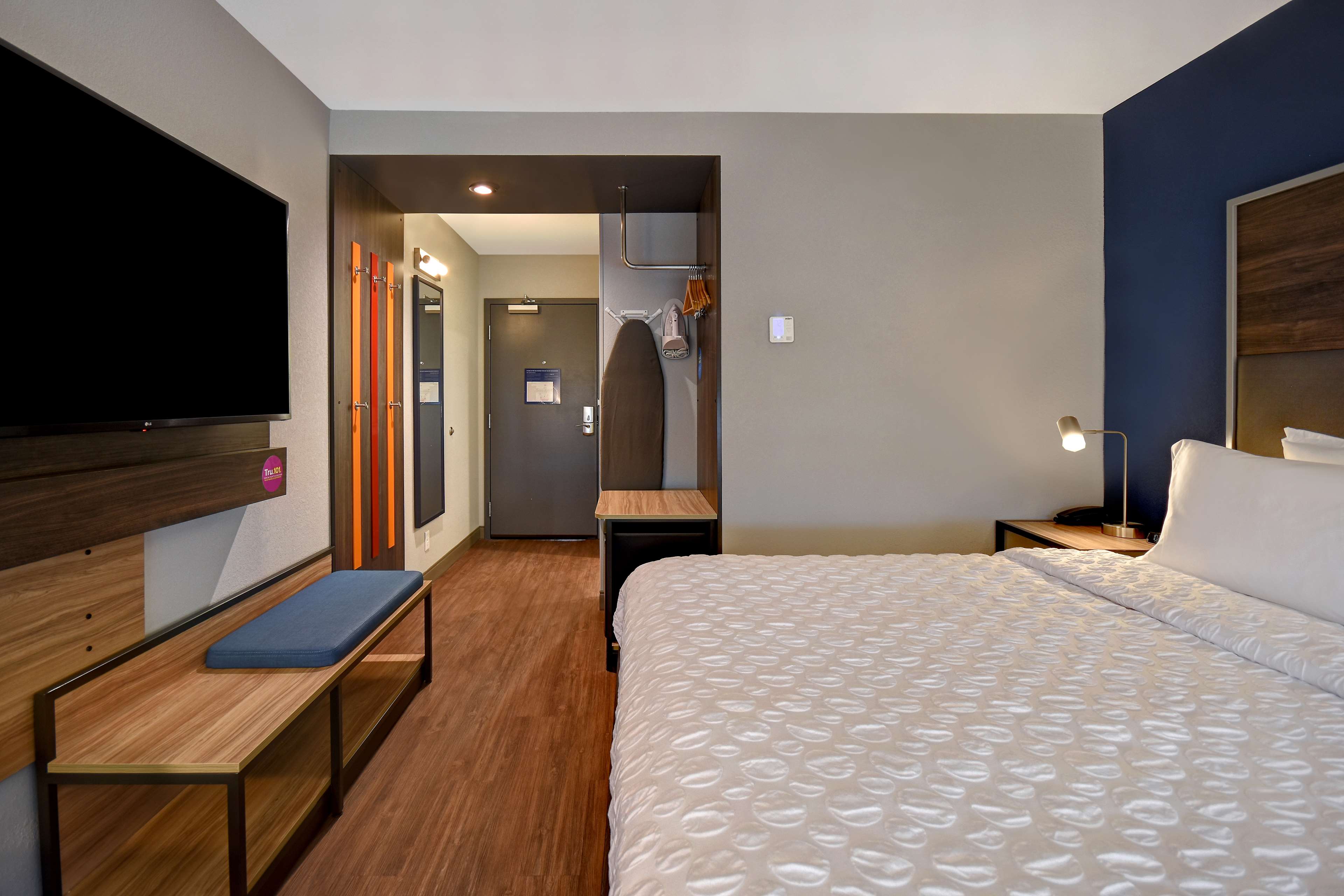 Tru by Hilton Manchester Downtown Room Type - 1 KING HEARING ACCESSIBLE