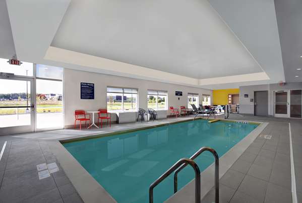 Pool - Tru by Hilton Hotel Stoughton
