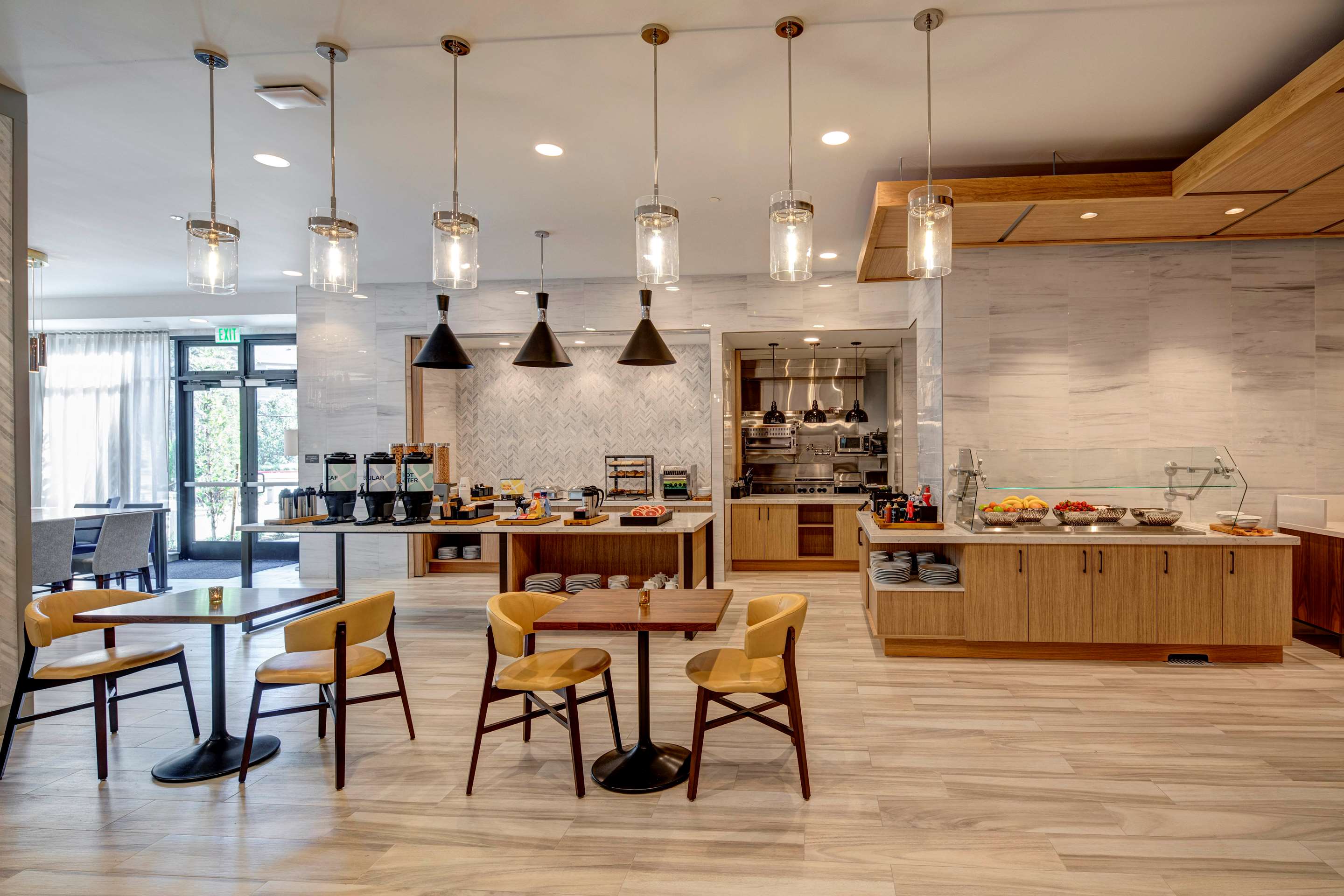 Breakfast Area | Hilton Garden Inn Wilsonville