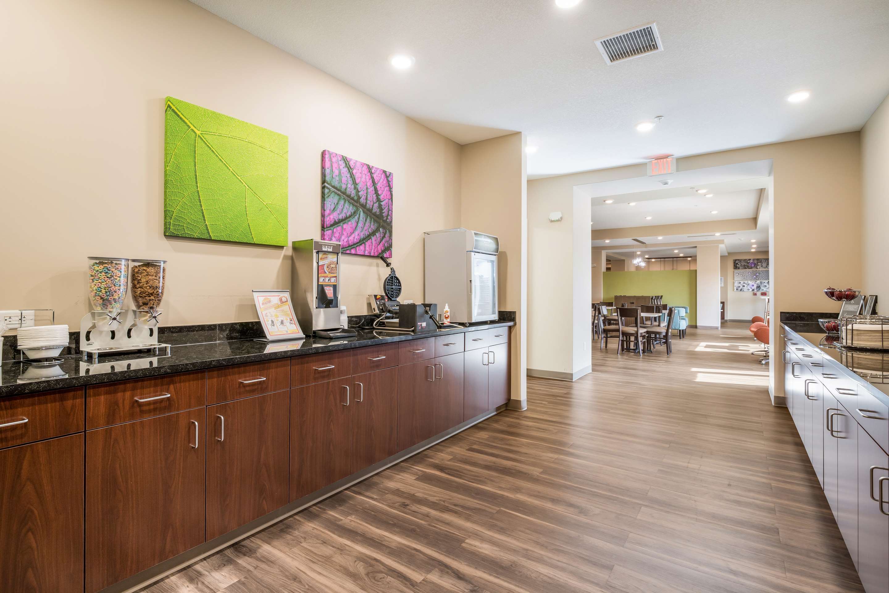Breakfast area | Sleep Inn & Suites Park City - Wichita North