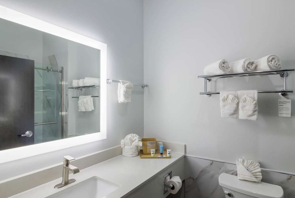 STUDIO 6 KATY, TX, KATY, TX-guestroom-Guest Room,Bathroom,On-Site.jpg