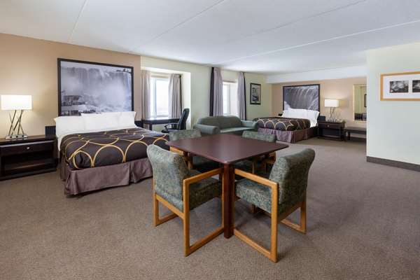 Suite - Super 8 Hotel Niagara Falls by the Falls