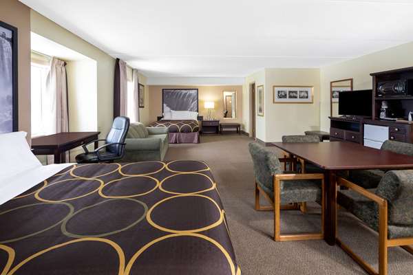 Suite - Super 8 Hotel Niagara Falls by the Falls
