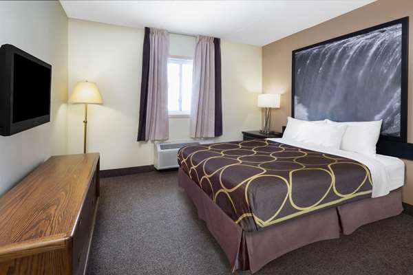 Suite - Super 8 Hotel Niagara Falls by the Falls