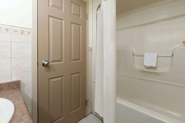  - Super 8 Hotel Niagara Falls by the Falls