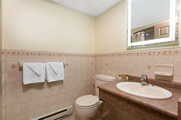  - Super 8 Hotel Niagara Falls by the Falls