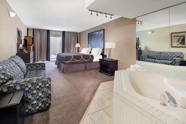  - Super 8 Hotel Niagara Falls by the Falls