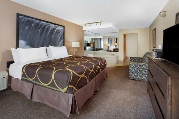  - Super 8 Hotel Niagara Falls by the Falls