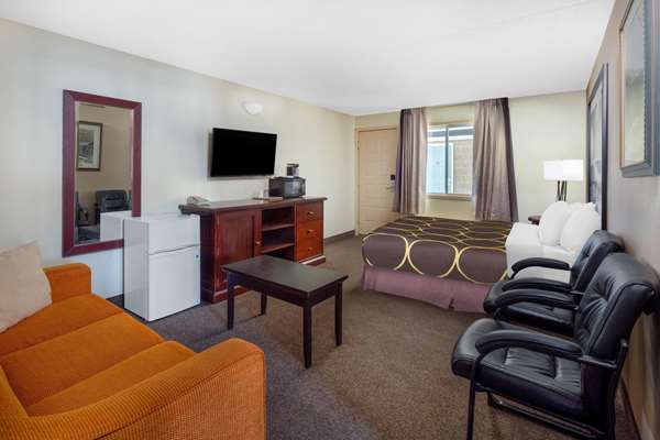 Suite - Super 8 Hotel Niagara Falls by the Falls