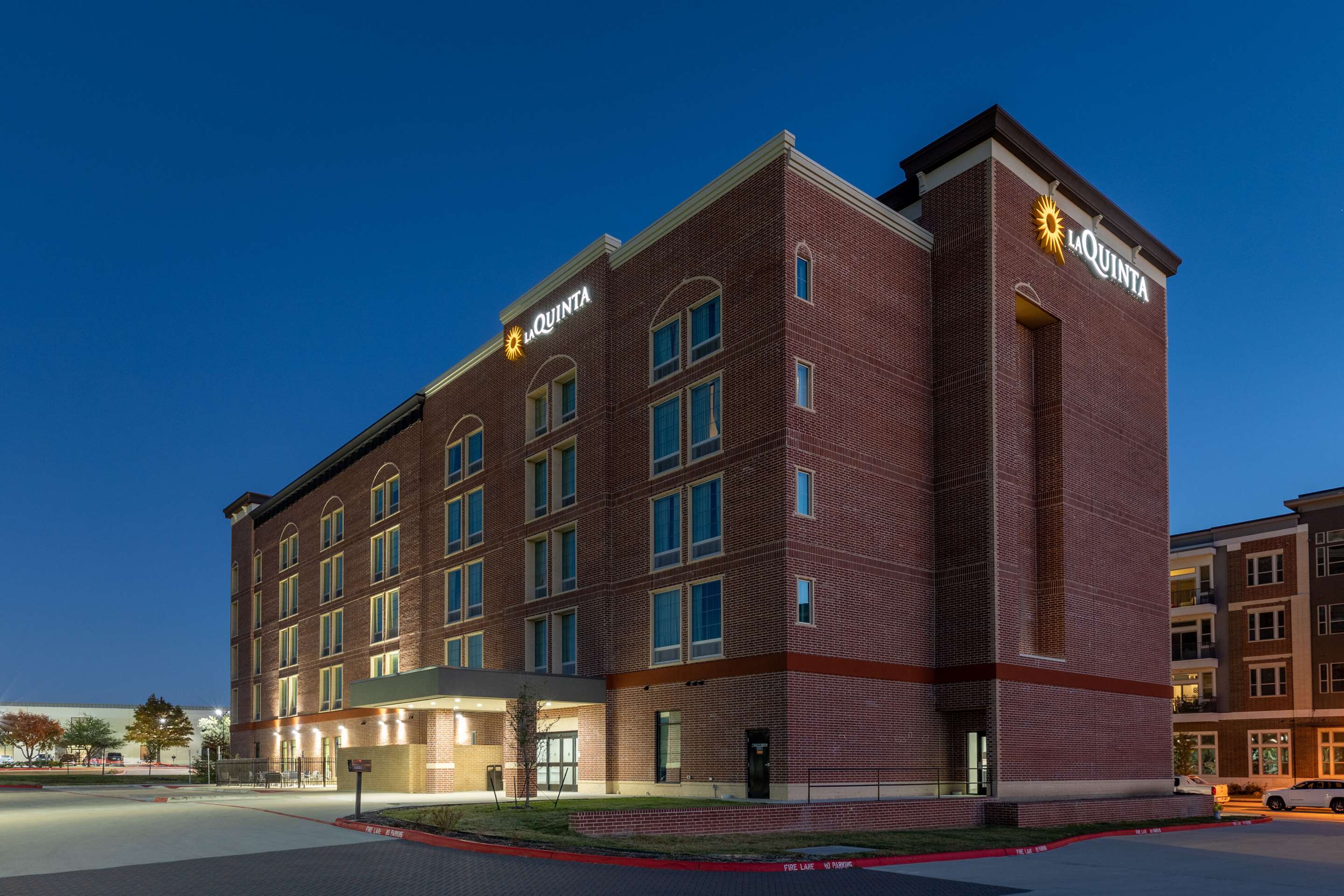exterior dusk | La Quinta Inn & Suites by Wyndham Frisco
