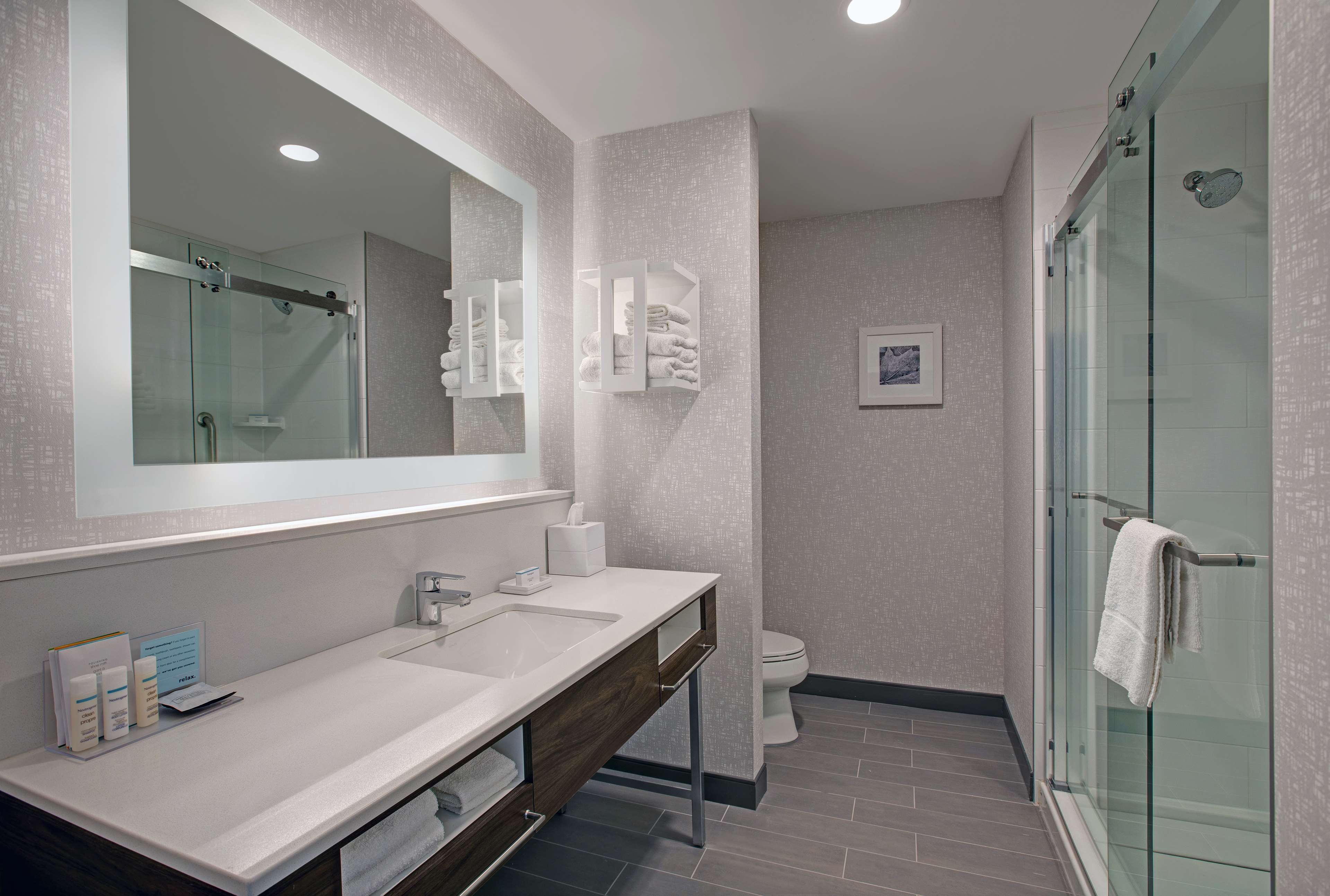 Hampton Inn & Suites by Hilton Waterloo St. Jacobs Room Type - 2 QUEEN SHOWER NON-SMOKING