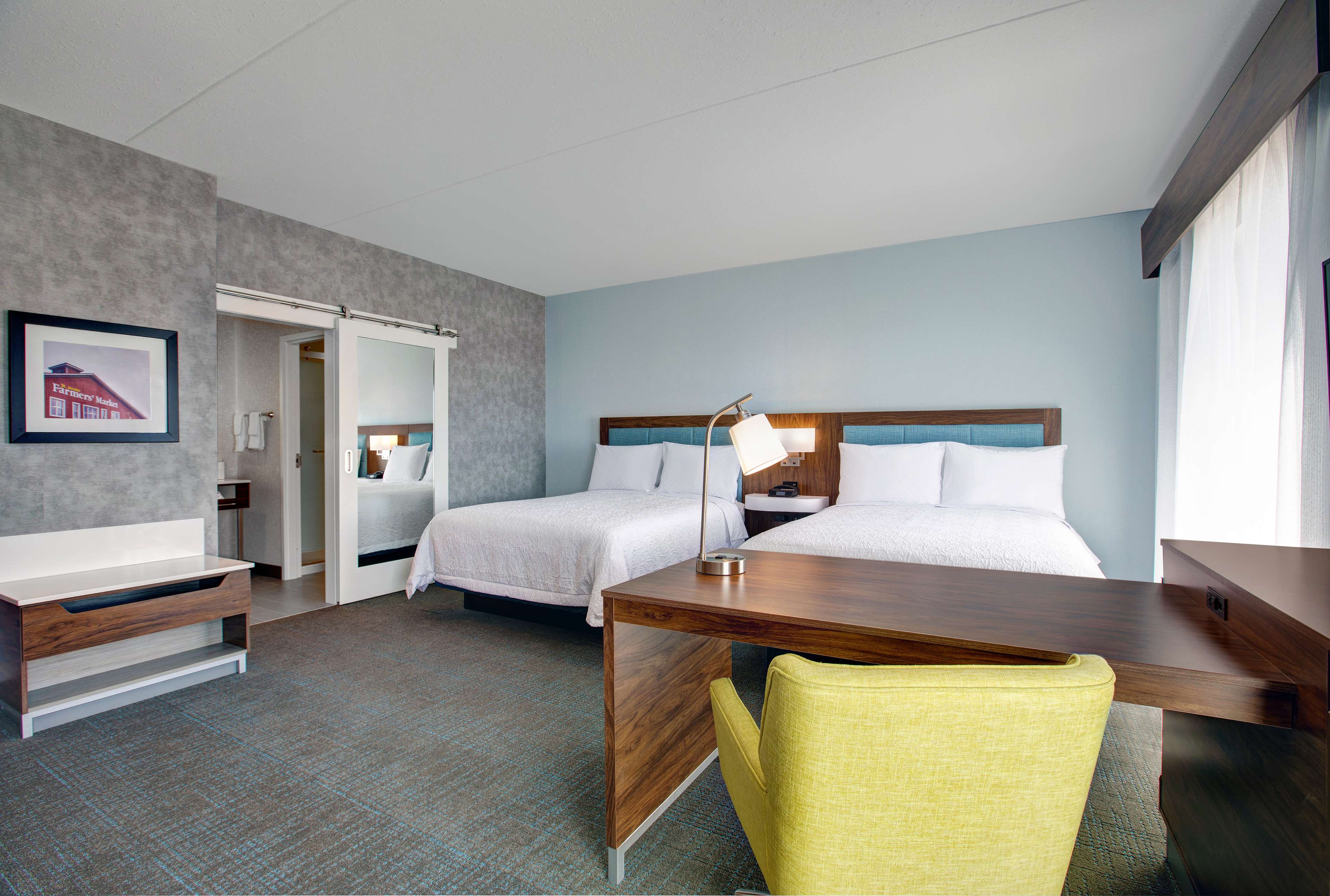 Hampton Inn & Suites by Hilton Waterloo St. Jacobs Room Type - 2QN STDO MIC FRIDG WTBR NS