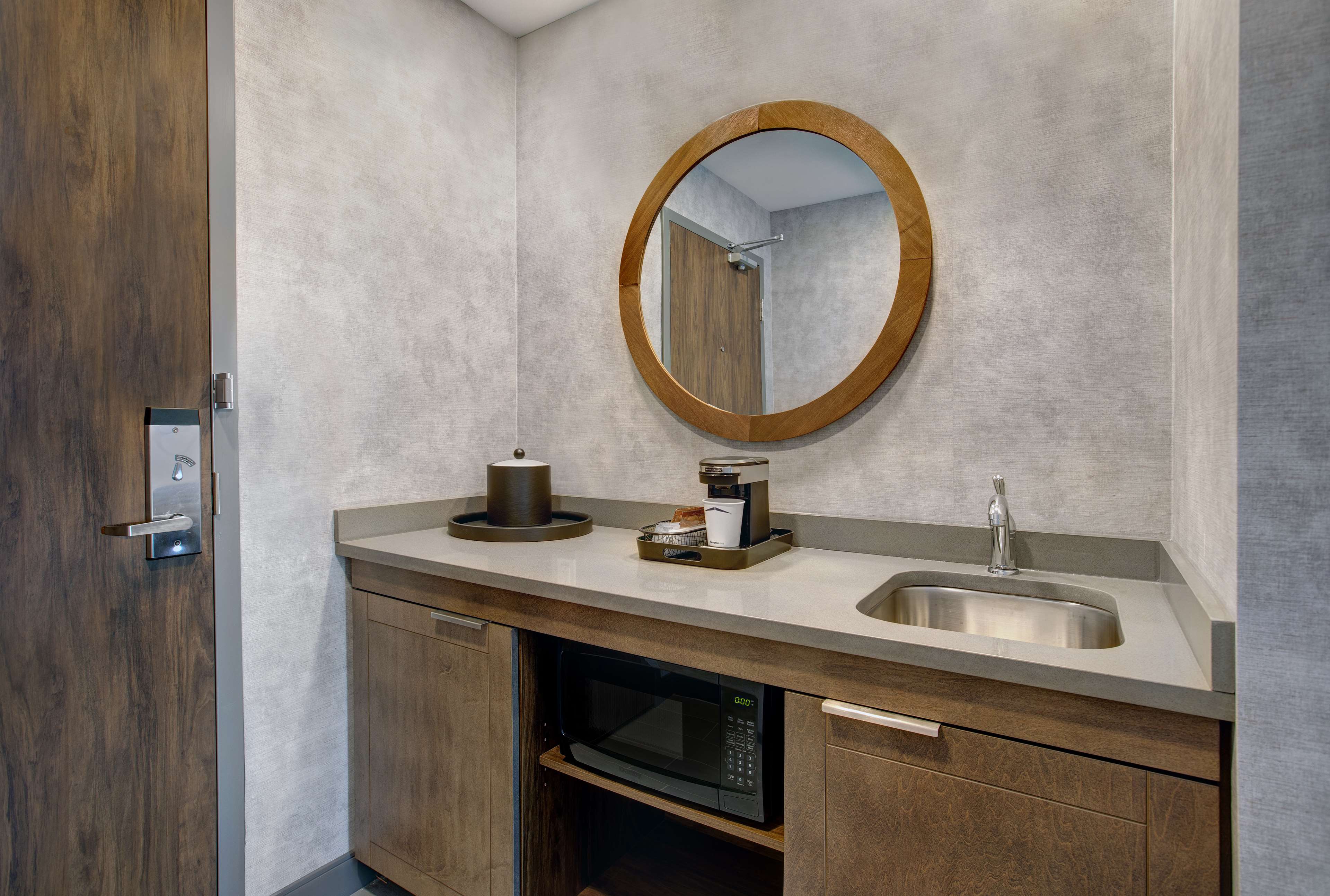 Hampton Inn & Suites by Hilton Waterloo St. Jacobs Room Type - 1KN STDO MIC FRIDG WTBR NS