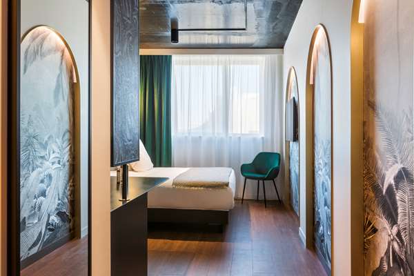 1 QUEEN BED,NSMK,STND