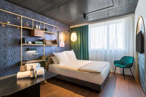 1 QUEEN BED,NSMK,STND