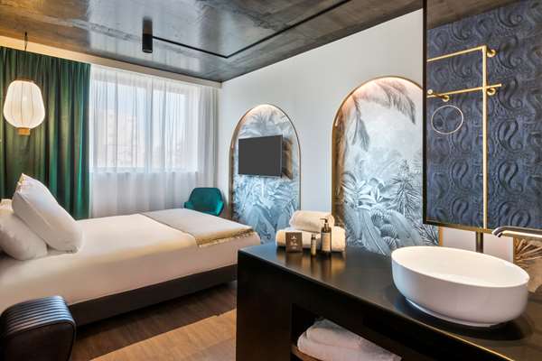 1 QUEEN BED,NSMK,STND