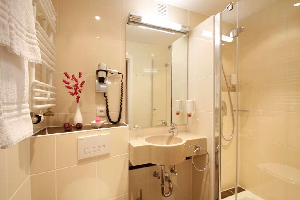 KAISERHOF WESEL-guestroom-Guest Room,Bathroom,On-Site.jpg