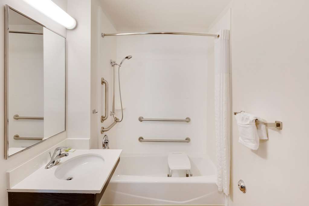 WOODSPRING SUITES BAKERSFIELD EAST-guestroom-Guest Room,Bathroom,On-Site.jpg