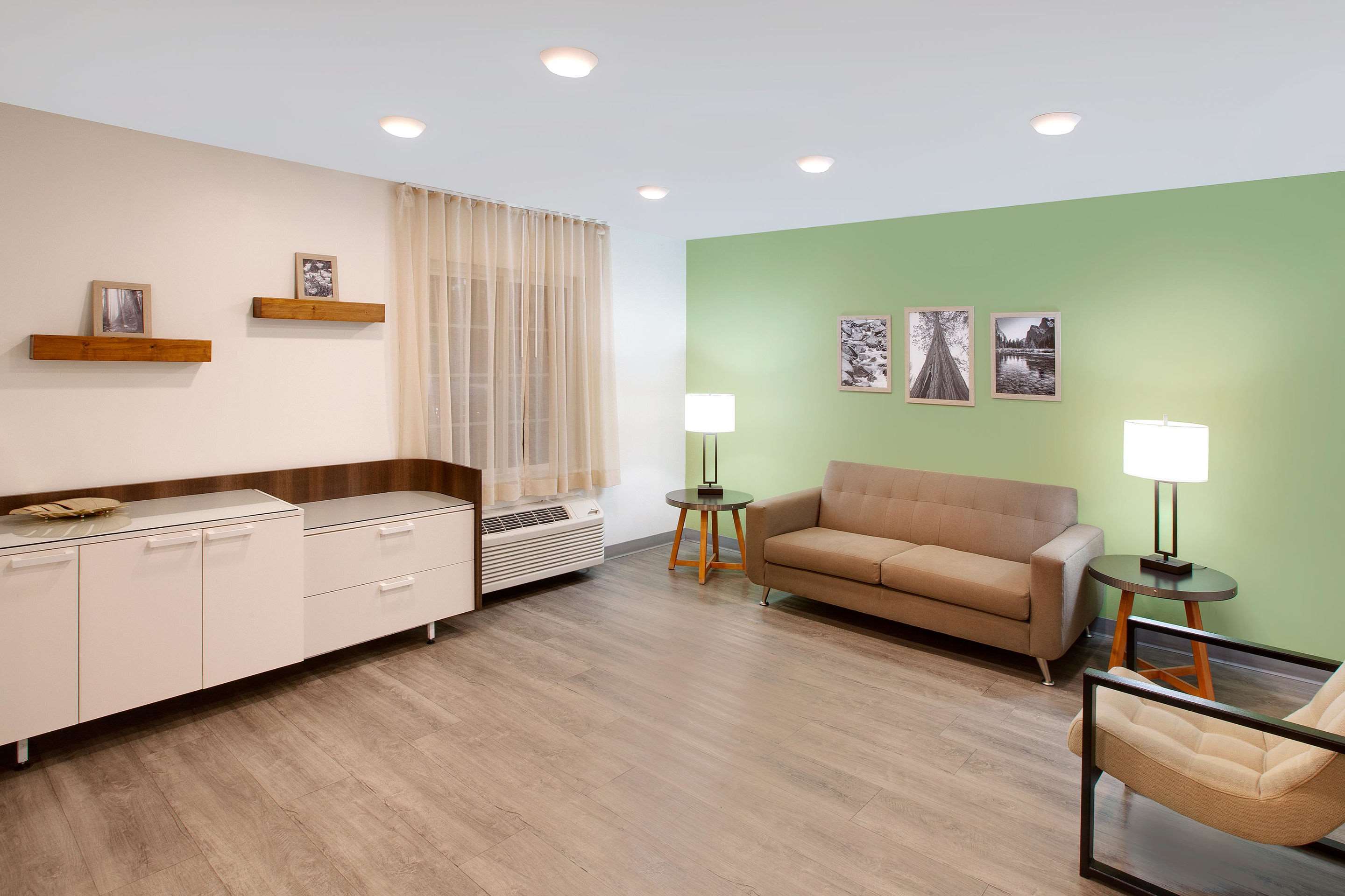 Hotel lobby | WoodSpring Suites Bakersfield East